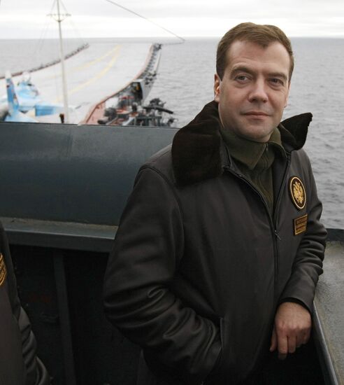 Президент РФ Д.Медведев на крейсере "Адмирал Н.Г. Кузнецов"