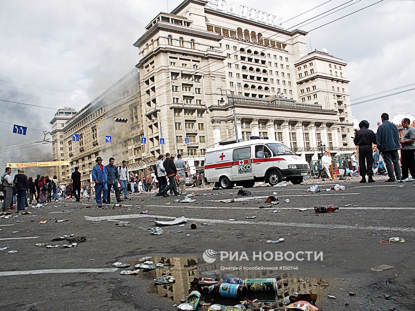Манежная площадь после беспорядков 9 июня 2002 г.