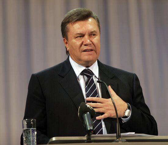 Лидер "Партии регионов" Виктор Янукович в Донецке