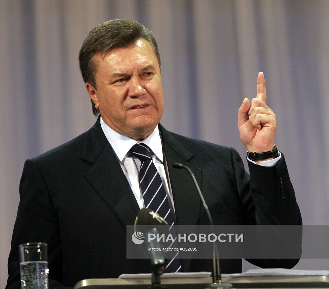 Лидер "Партии регионов" Виктор Янукович в Донецке