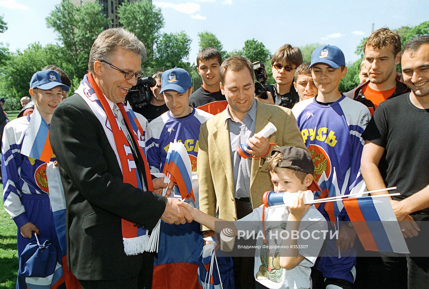 В.Фетисов с футбольными болельщиками