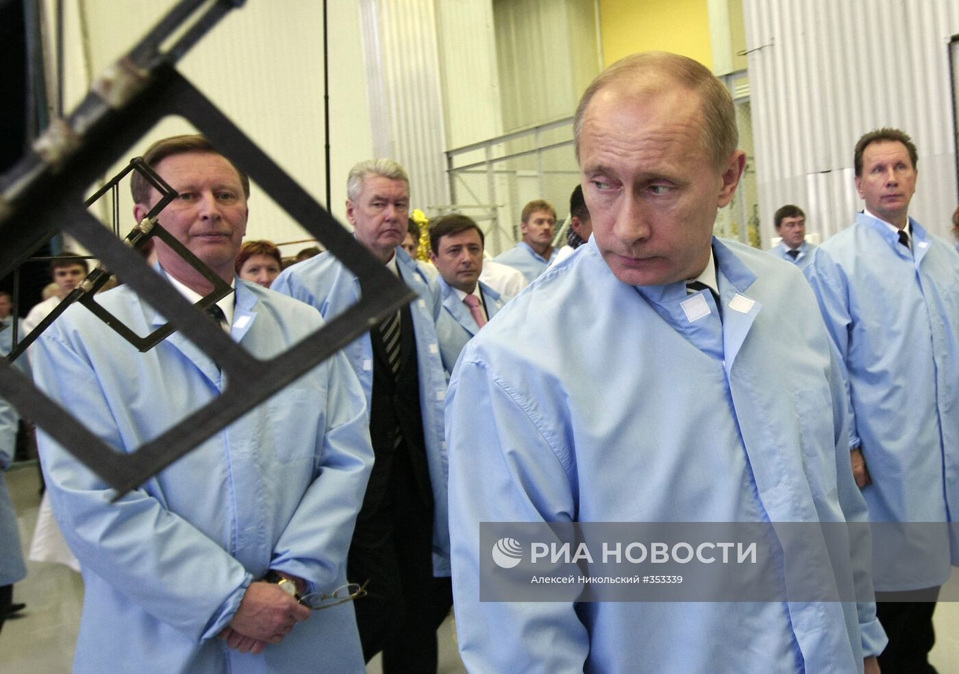 Премьер-министр РФ В.Путин осмотрел цех ОАО "ИСС"