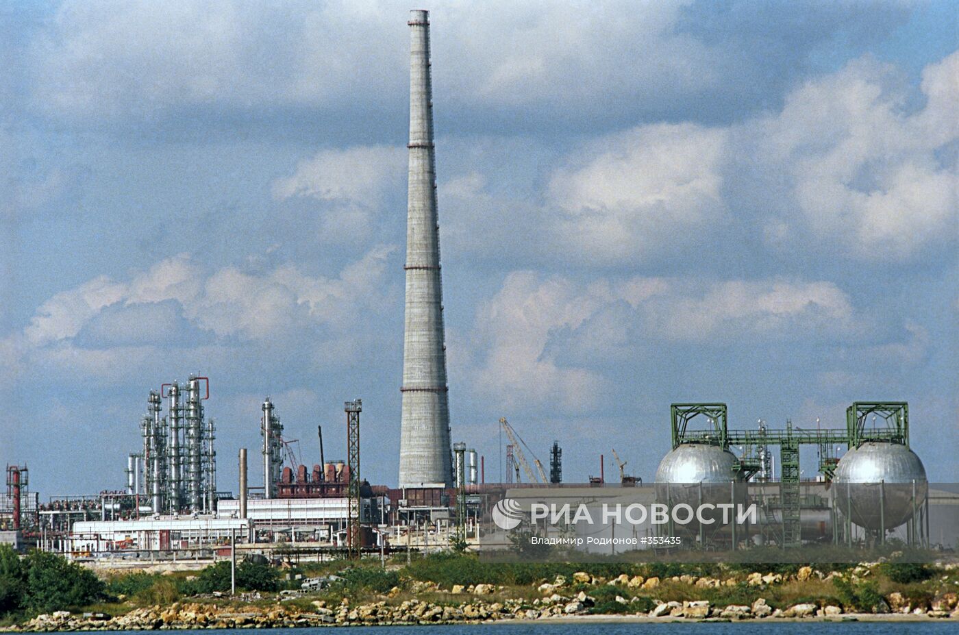 Нефтеперерабатывающий завод на Кубе