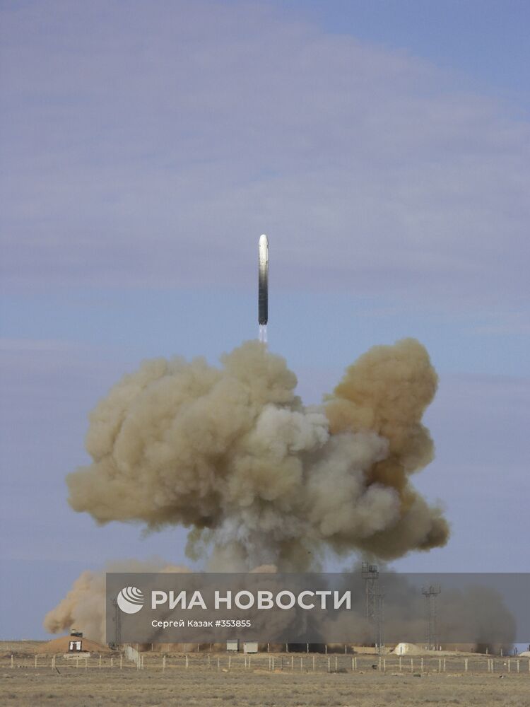 Пуск баллистической ракеты РС-18 с космодрома "Байконур"