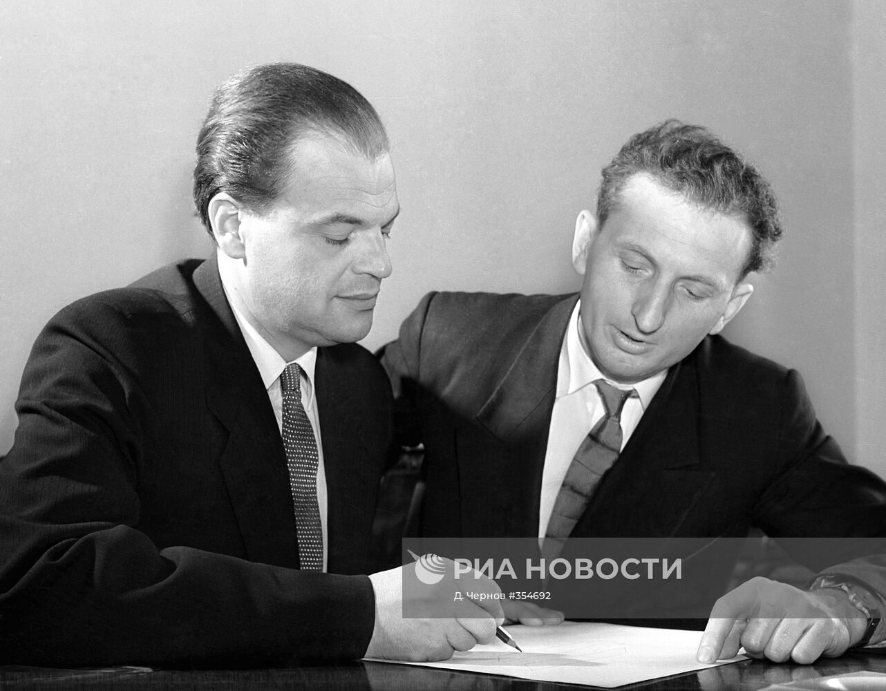 Российские физики Н.Г.Басов и А.М.Прохоров