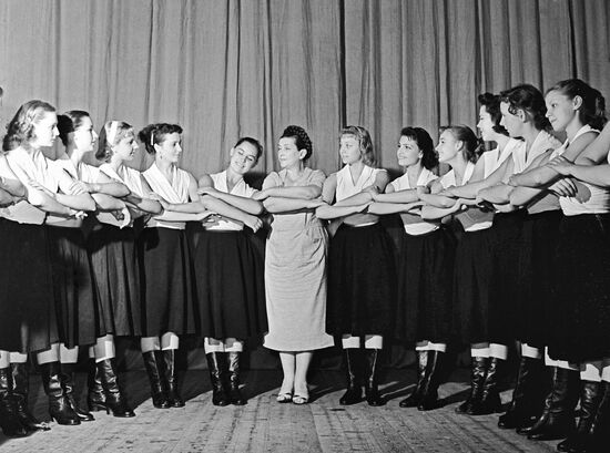 Н.С. Надеждина с ансамблем "Берёзка"