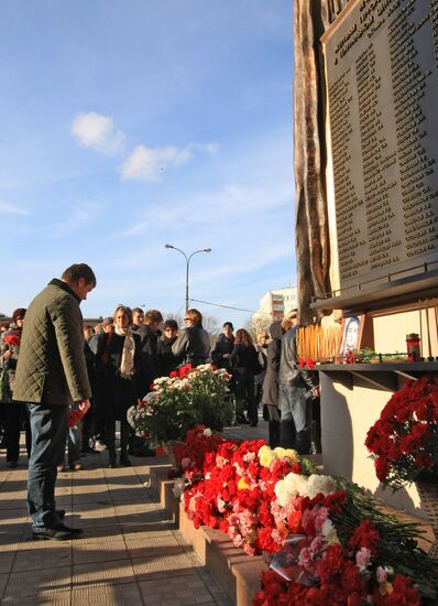 Митинг памяти жертв теракта в Театральном центре на Дубровке