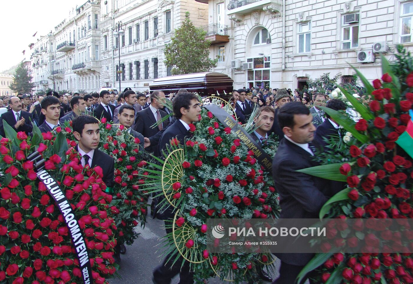В Баку проходят похороны Муслима Магомаева