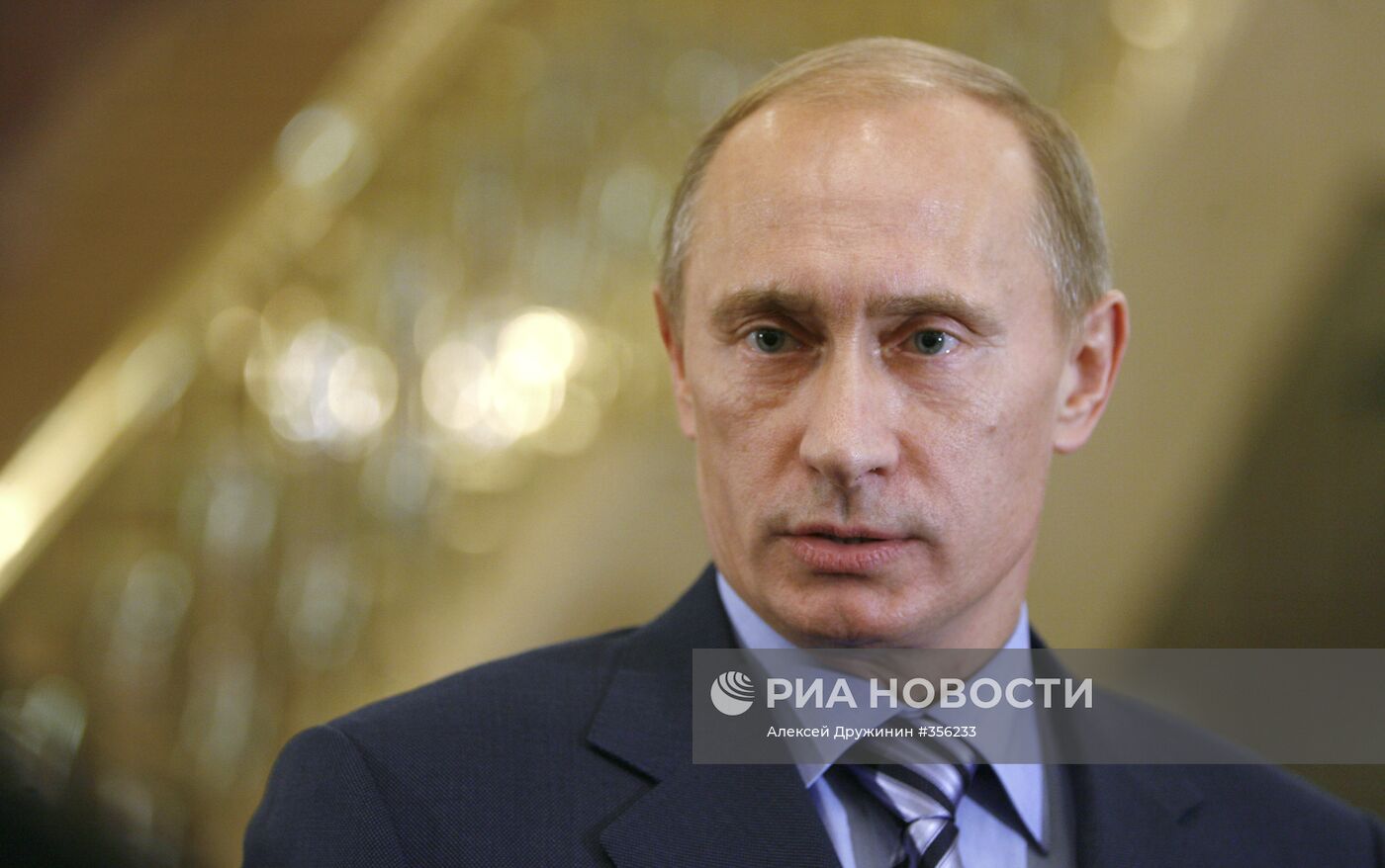 Премьер-министр РФ В. Путин отвечает на вопросы журналистов