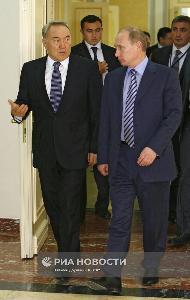 Премьер РФ В.Путин и президент Казахстана Н.Назарбаев