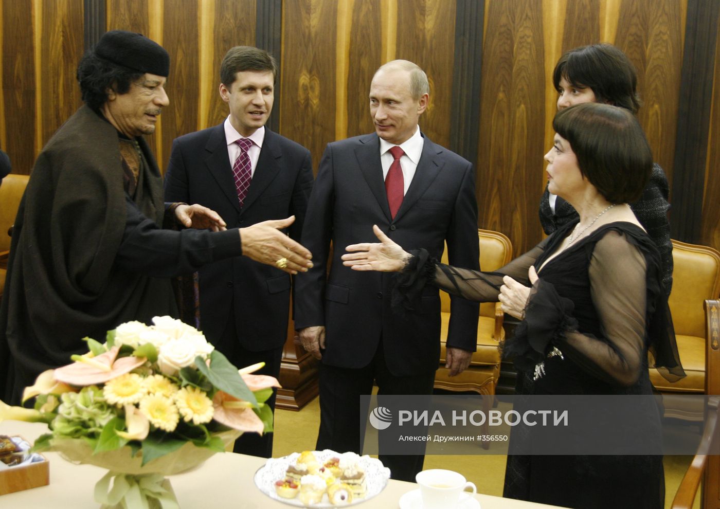 Владимир Путин и Муамар Каддафи посетили концерт Мирей Матье