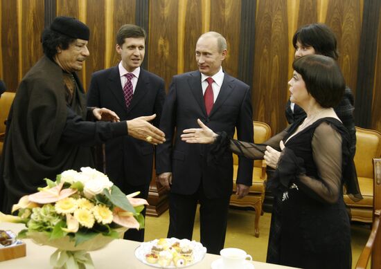 Владимир Путин и Муамар Каддафи посетили концерт Мирей Матье