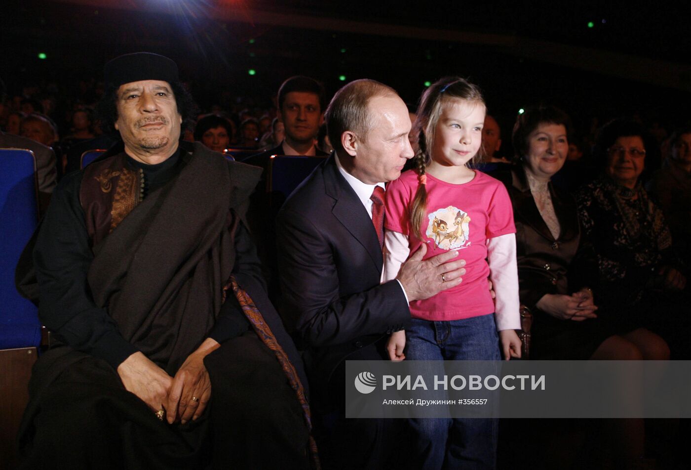 Владимир Путин и Муамар Каддафи посетили концерт Мирей Матье