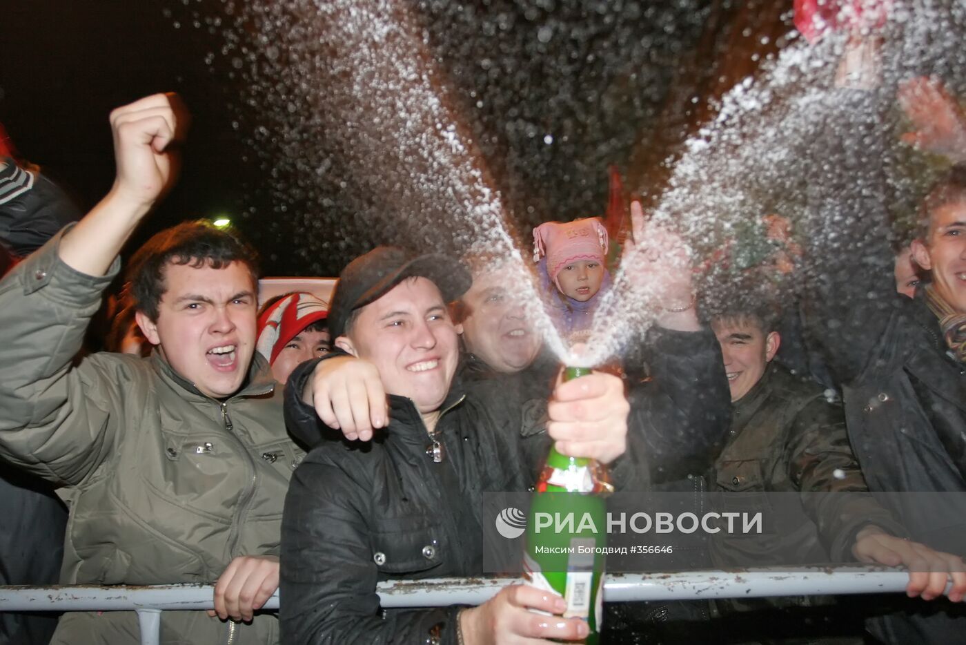 Чемпион России по футболу - казанский "Рубин" - прибыл на родину