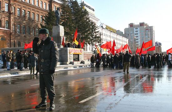 Коммунисты празднуют 91-ю годовщину Октябрьской революции