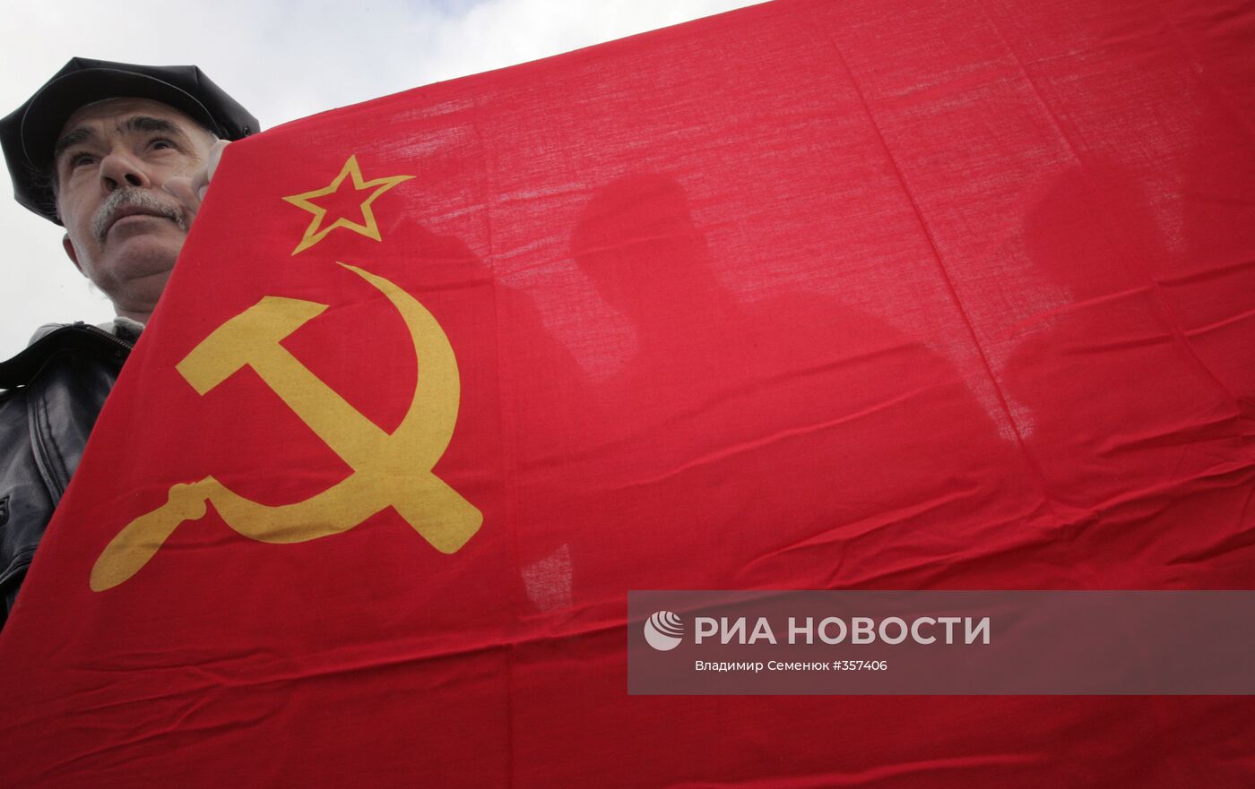 Коммунисты празднуют 91-ю годовщину Октябрьской революции