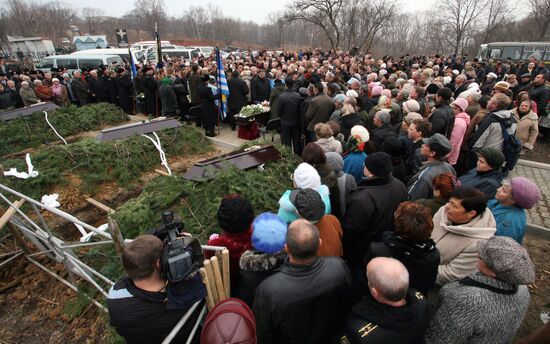 Похороны погибших на АПЛ "Нерпа" в городе Большой Камень