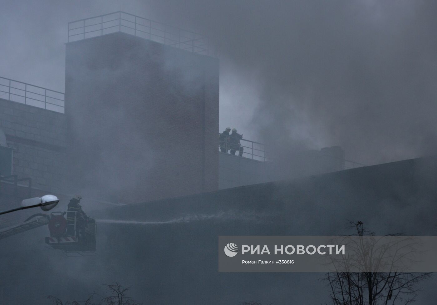 Тушение пожара на производственном складе на улице Нарвская