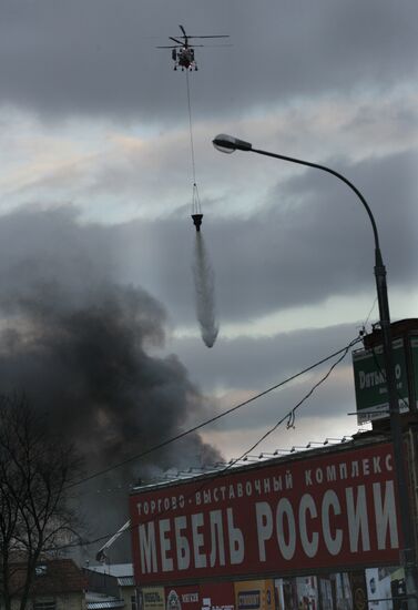 Тушение пожара на производственном складе на улице Нарвская