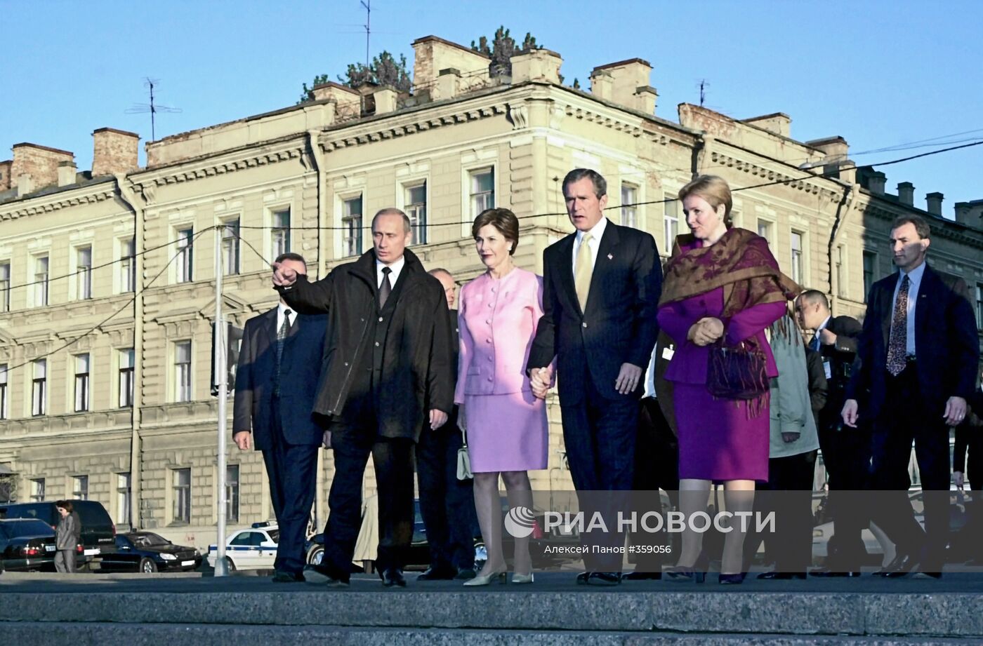 В.Путин и Дж.Буш с супругами на улицах Санкт-Петербурга