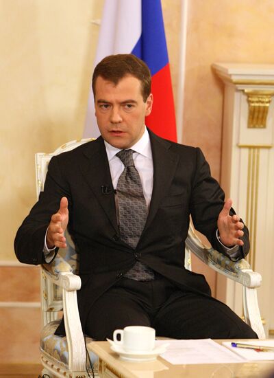 Медведев во френче. Разговор с Дмитрием Медведевым 2008. Зарубежные поездки президента Медведева. Медведев в ОГИ.