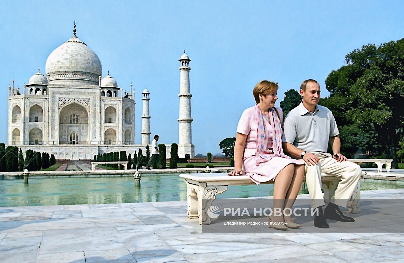 Владимир и Людмила Путины у мавзолея Тадж-Махал в Индии