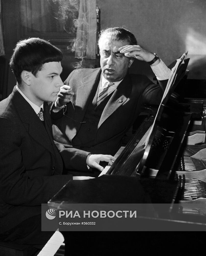 Композитор А.Хачатурян - преподаватель консерватории