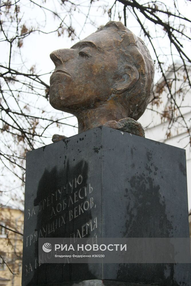 Памятник поэту Серебряного века О.Мандельштаму открыт в Москве