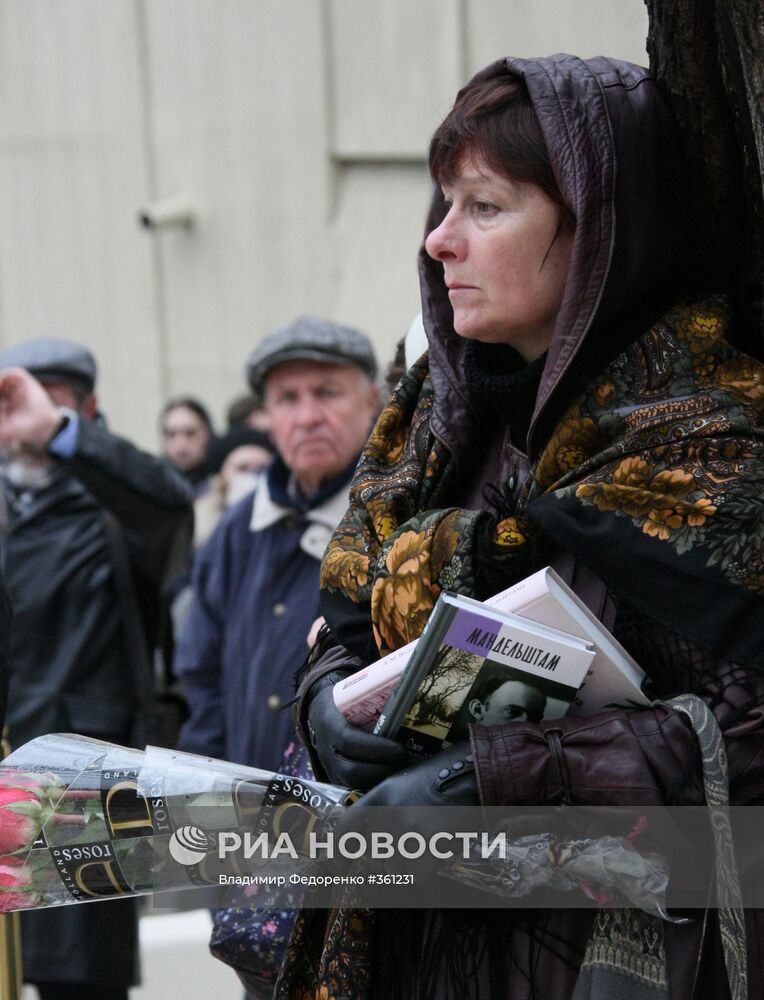 Памятник поэту Серебряного века О.Мандельштаму открыт в Москве