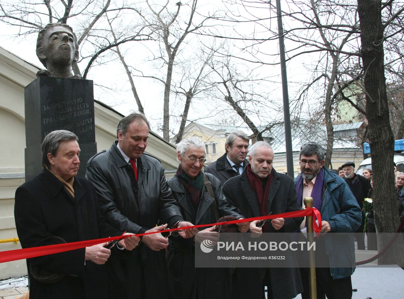 Памятник поэту Серебряного века О.Мандельштаму открыт в Москве