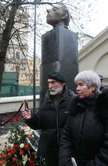 Памятник поэту Серебряного века О.Мандельштаму открыт в Москве