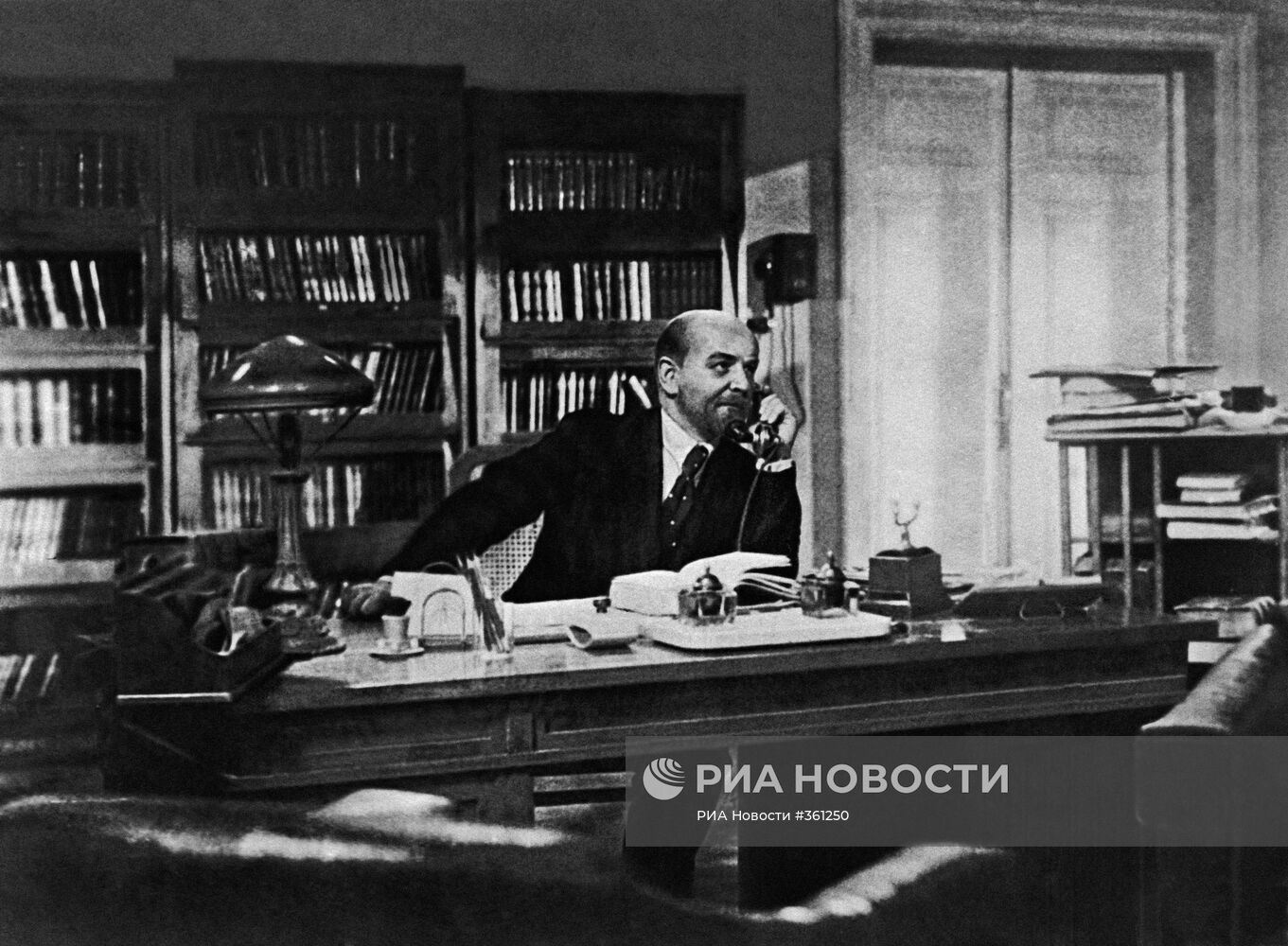 Кадр из кинофильма "Ленин в 1918 году"