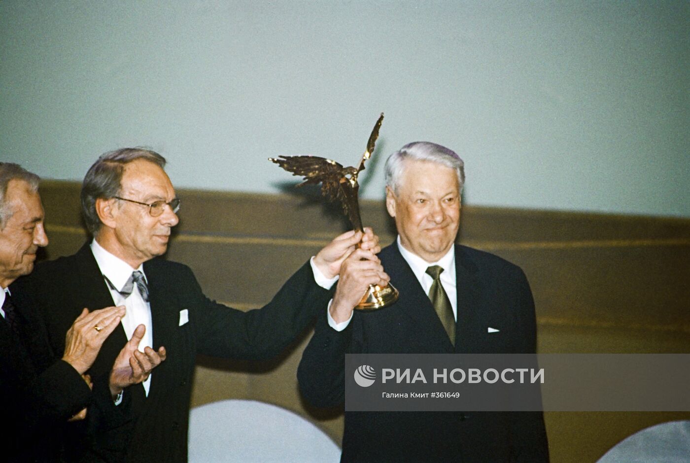 Борис Ельцин вручает премию "Ника" Алексею Баталову