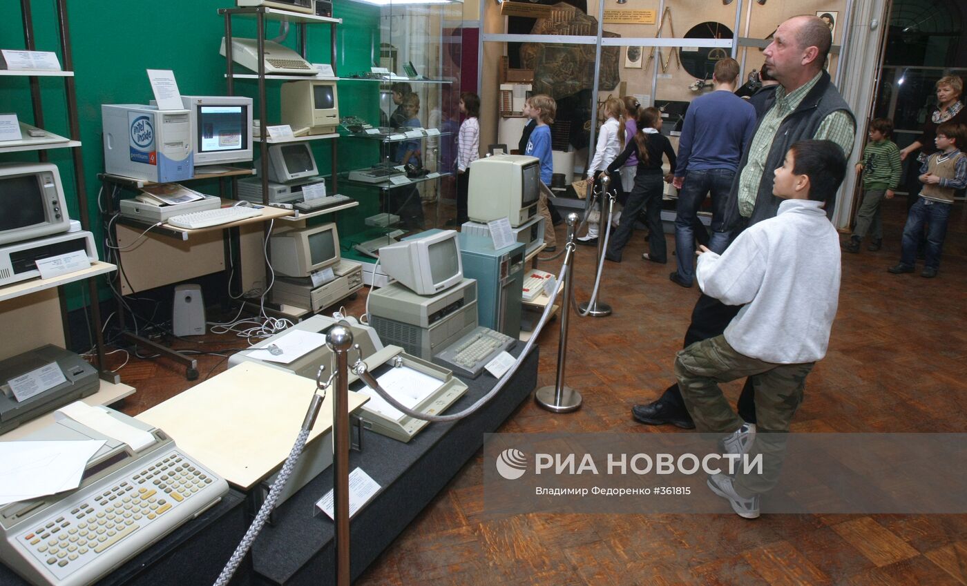 Выставка "60 лет российской информатике"