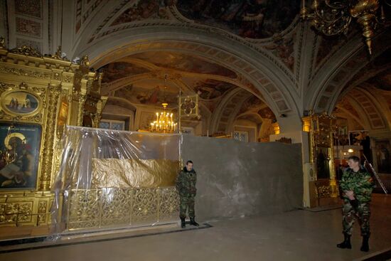 Подготовка к погребению патриарха Алексия II