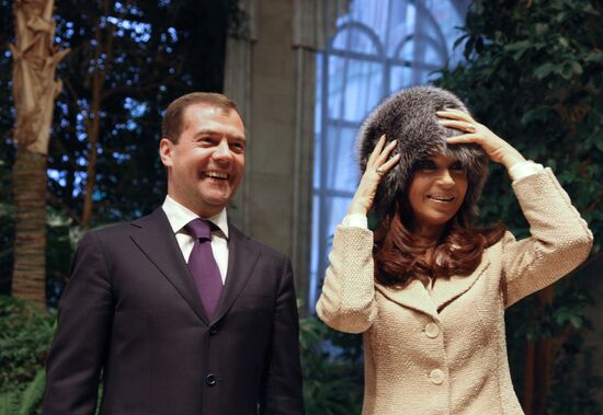 Президент РФ подарил президенту Аргентины зимнюю шапку