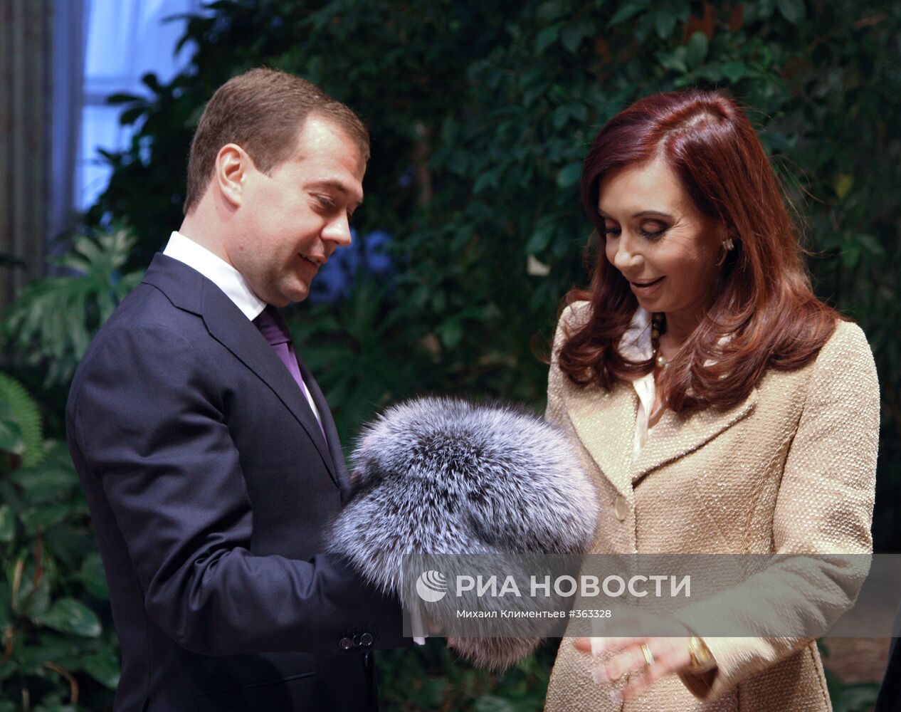 Президент РФ подарил президенту Аргентины зимнюю шапку