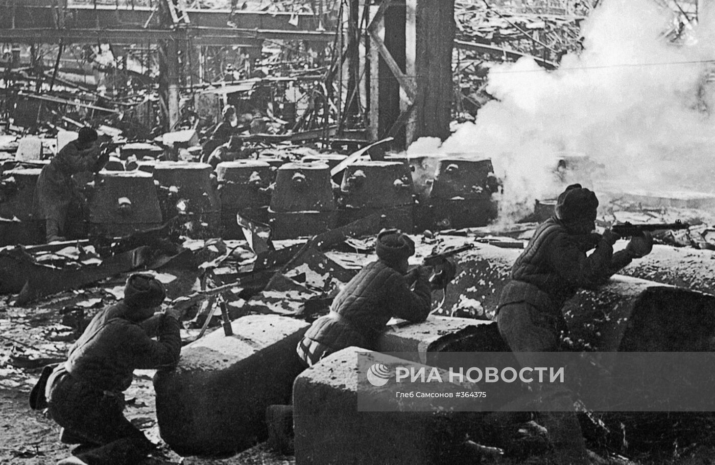 Советские солдаты ведут бой на территории Сталинградского завода "Красный Октябрь"