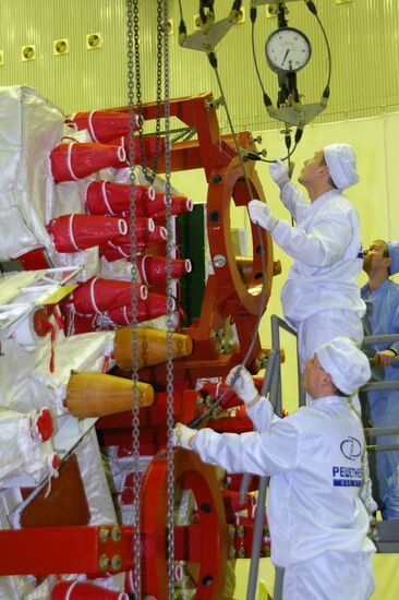 Подготовка к запуску РН "Протон-М" с аппаратами ГЛОНАСС