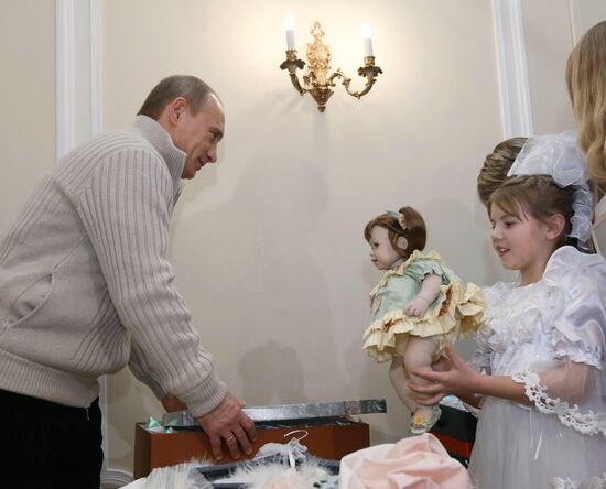 В.Путин встретился с 9-летней Дашей Варфоломеевой
