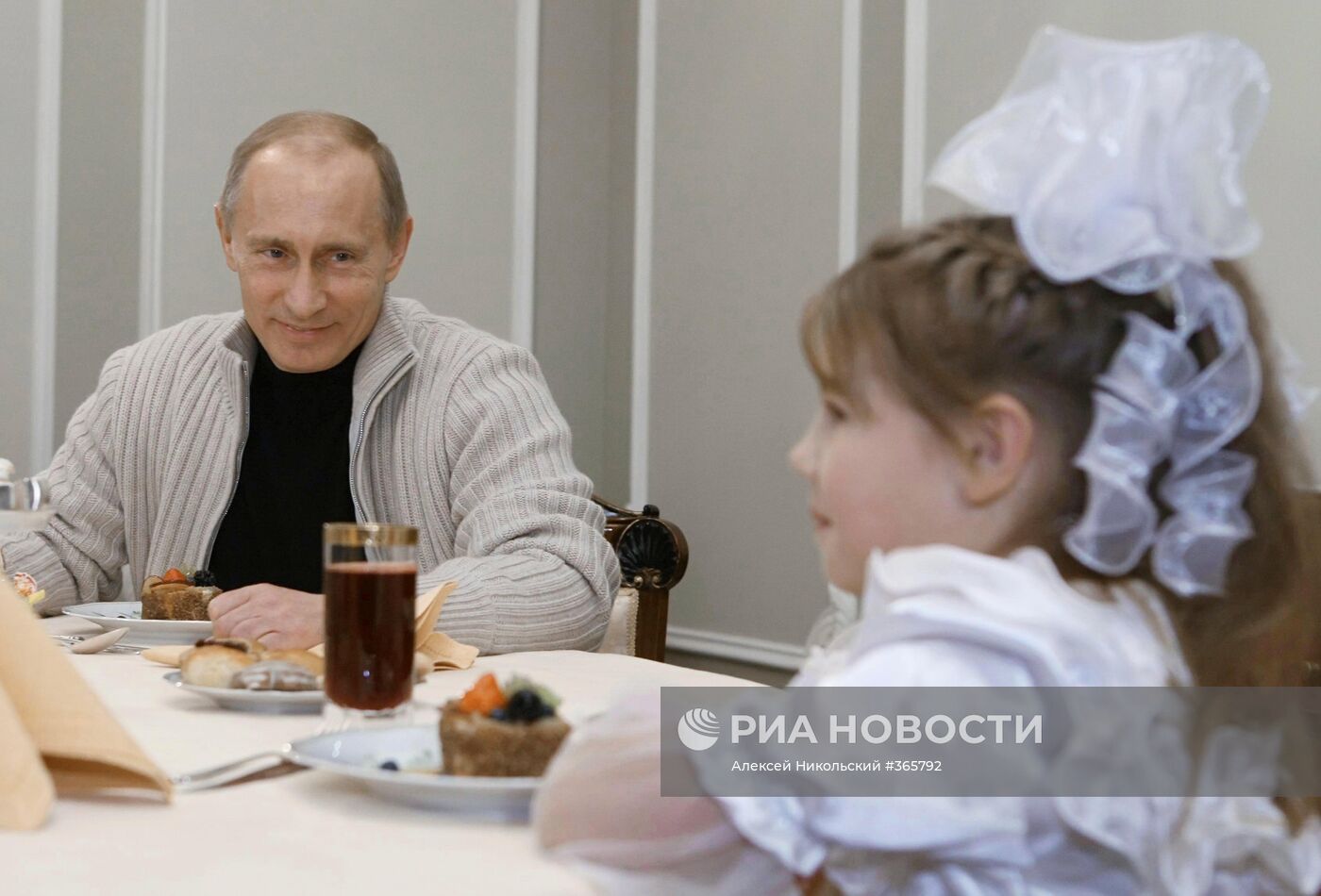 В.Путин встретился с 9-летней Дашей Варфоломеевой