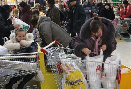 Торговля в магазинах в канун Нового года