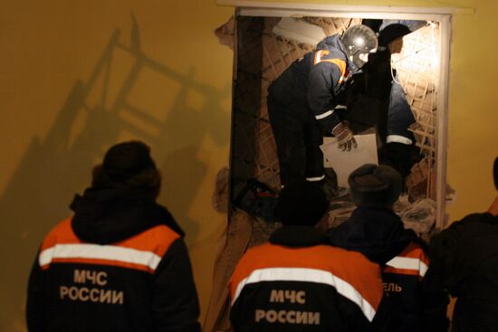Перекрытия трехэтажного жилого дома обрушились в Казани