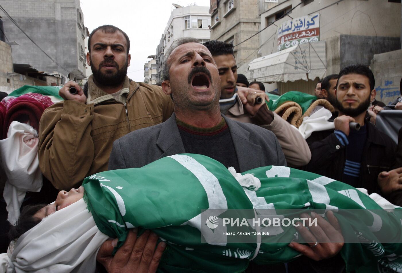 Пострадавшие в секторе Газа от авиаударов израильских ВВС