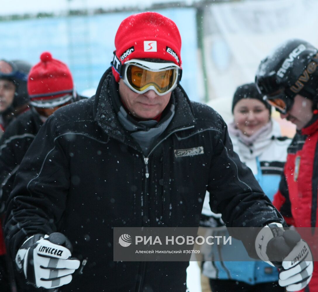 Премьер-министр РФ В. Путин катается на лыжах под Сочи