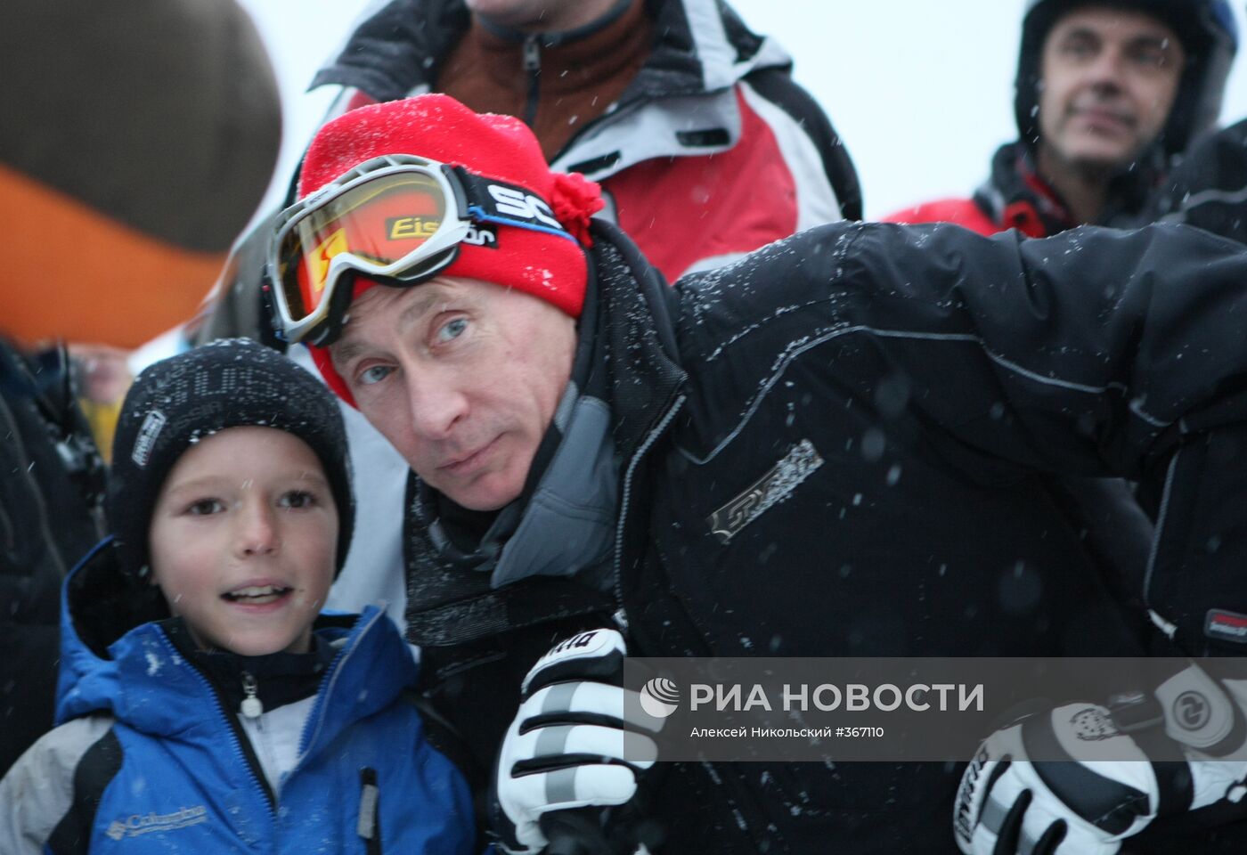 Премьер-министр РФ В. Путин катается на лыжах под Сочи