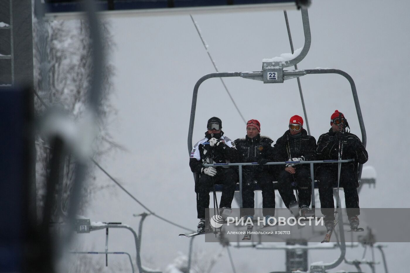 Президент и премьер-министр РФ катаются на лыжах под Сочи