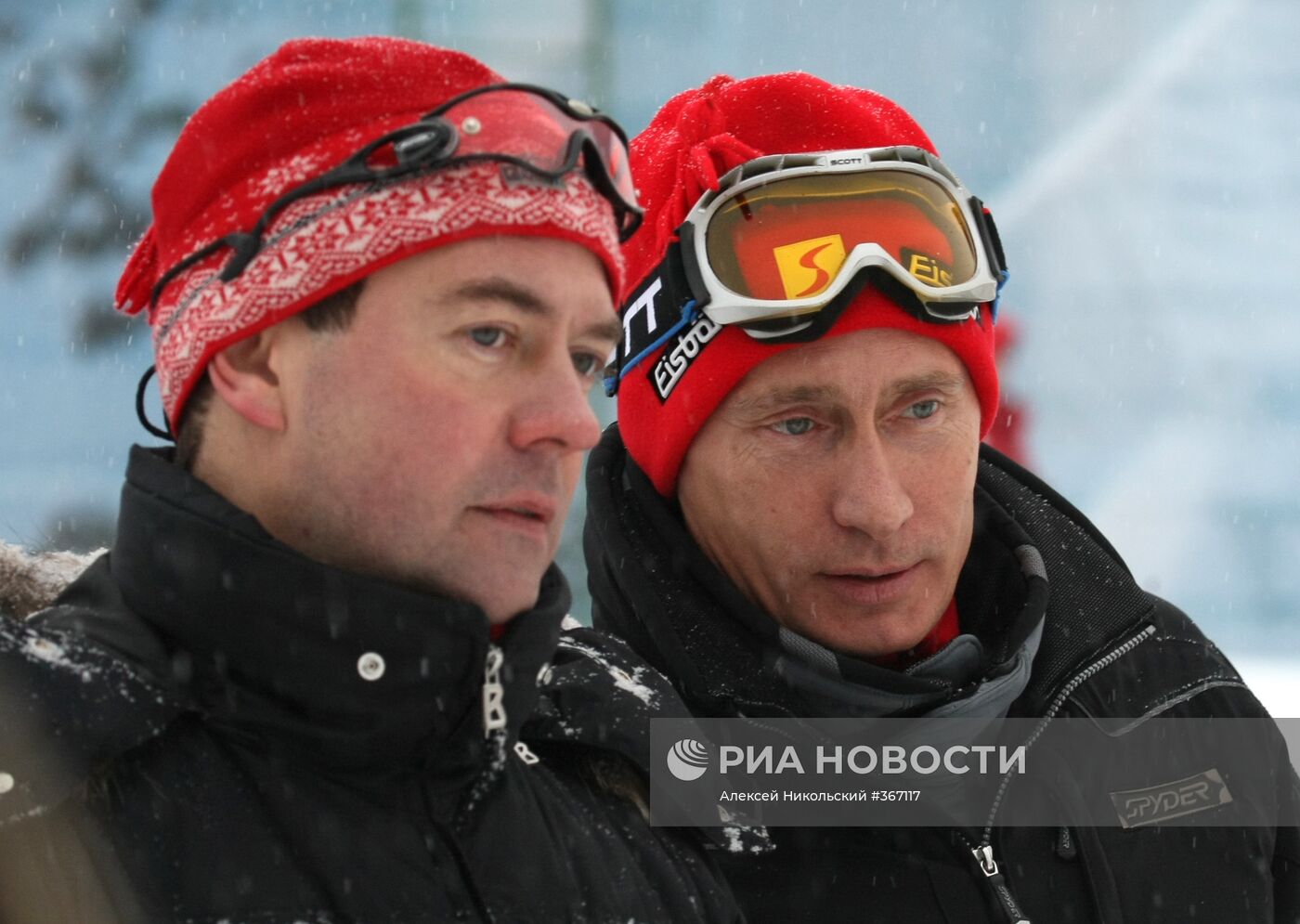 Президент и премьер-министр РФ катаются на лыжах под Сочи