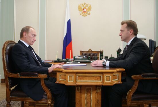 Встреча Владимира Путина с Игорем Шуваловым в Ново-Огарево