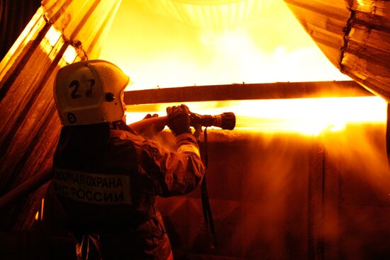 Пожар на складе кормов для животных на западе Москвы